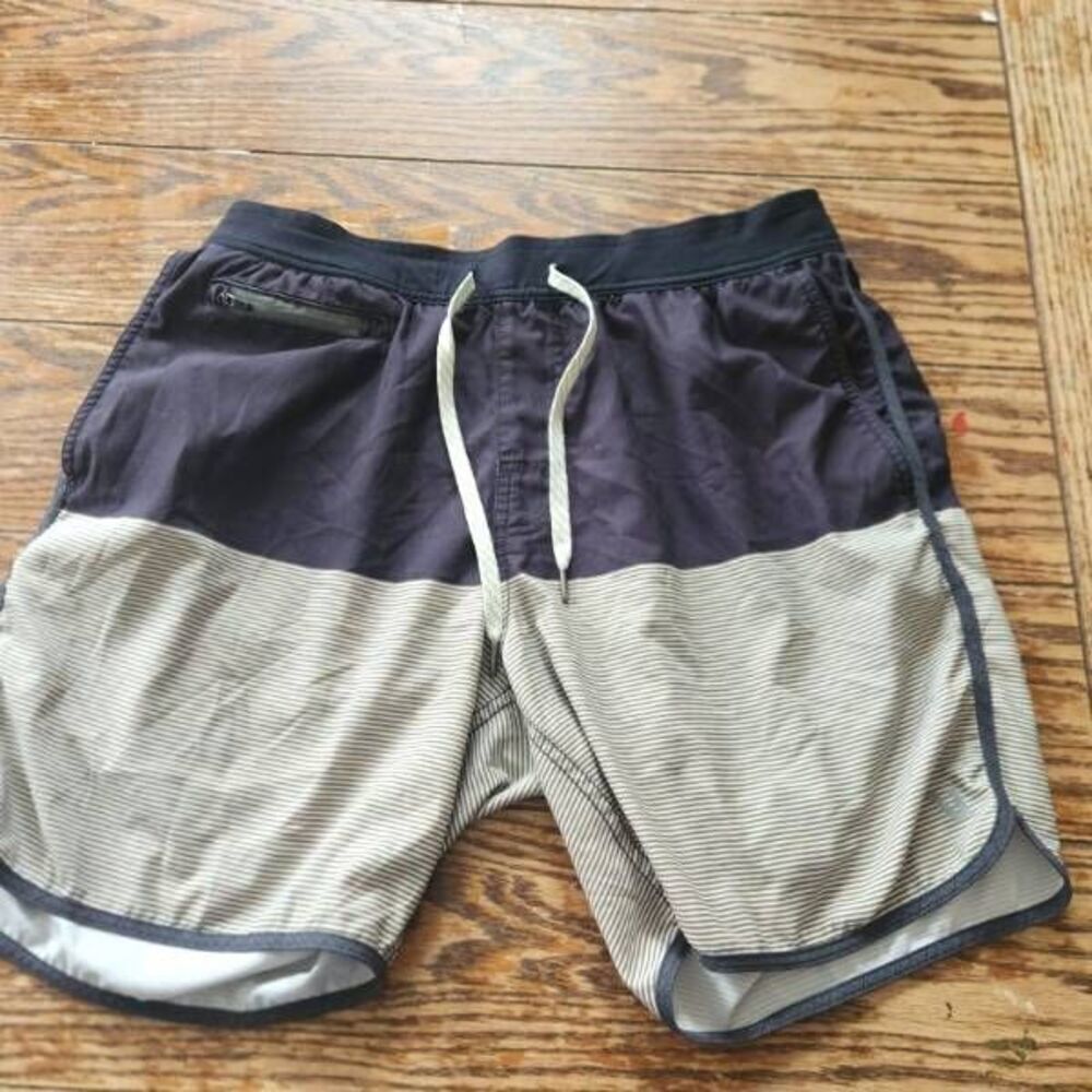 Vuori Men’s Cruise Boardshort Color Block striped